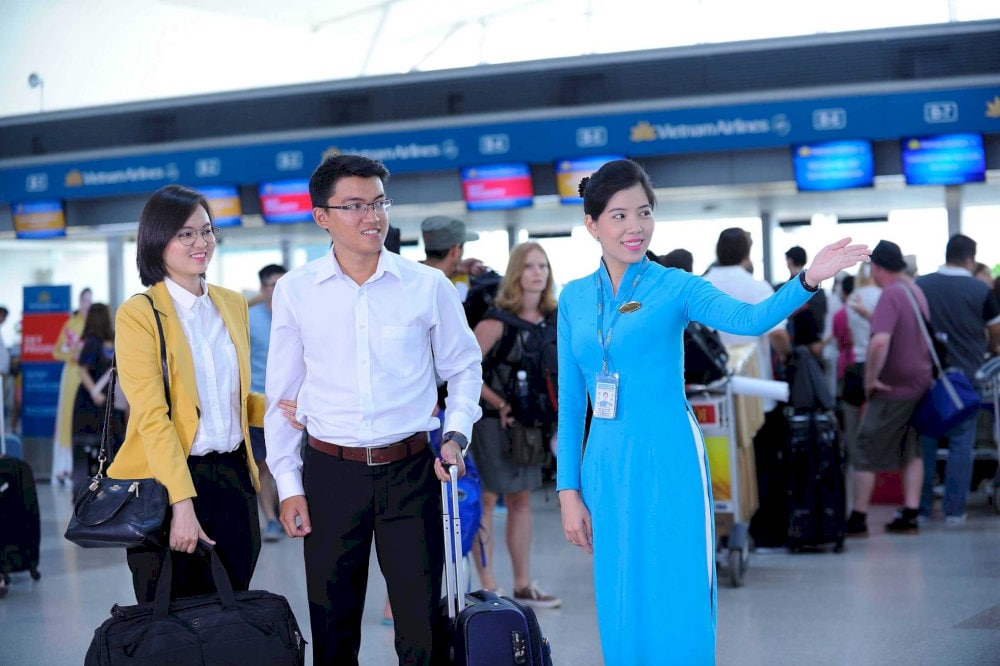 Với các du khách ở xa, di chuyển bằng máy bay